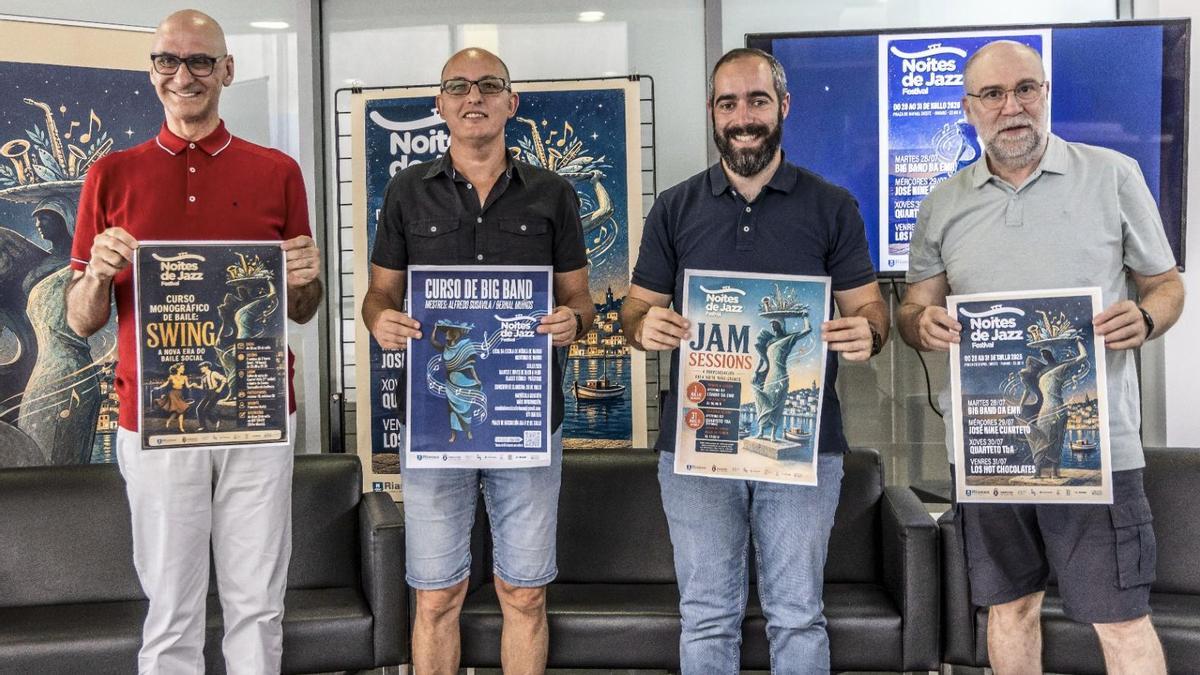 Julián Bustelo, terceiro pola esquerda, cos promotores do festival Noites de Jazz de Rianxo.