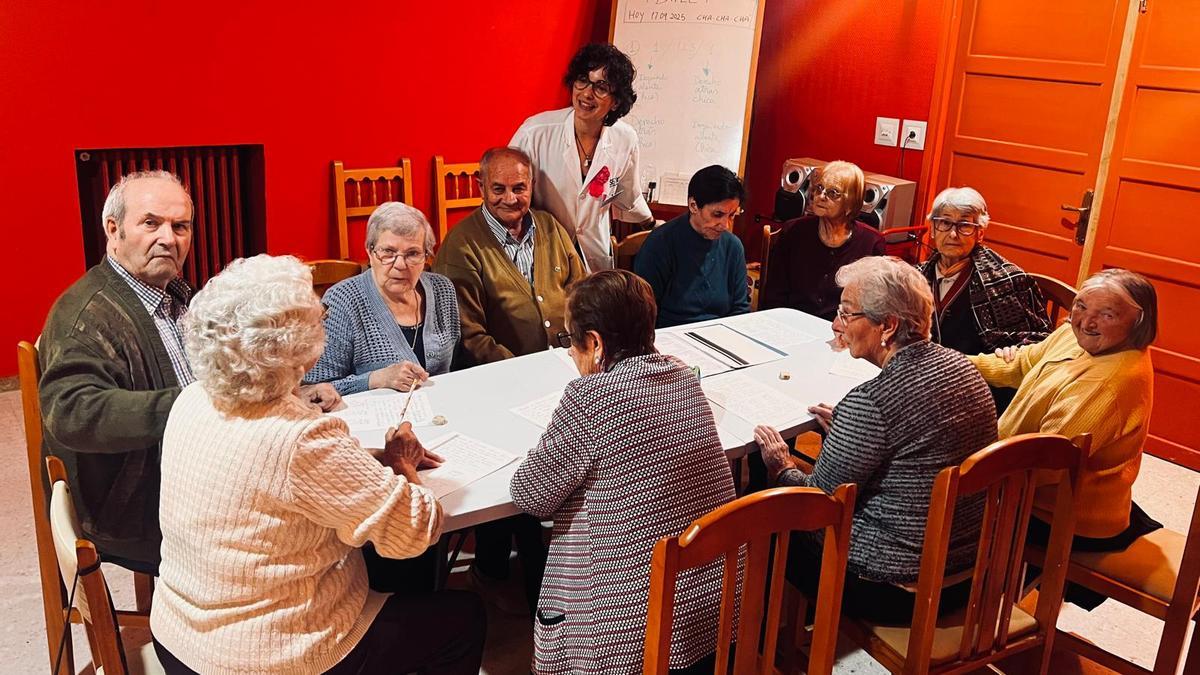 Nuria Fernández con residentes.