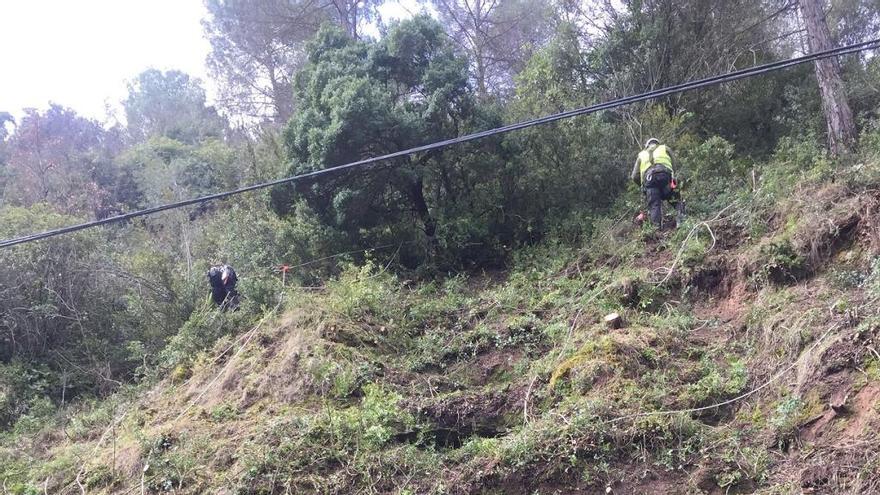 Operaris començant a treballar en el desbrossament del talús