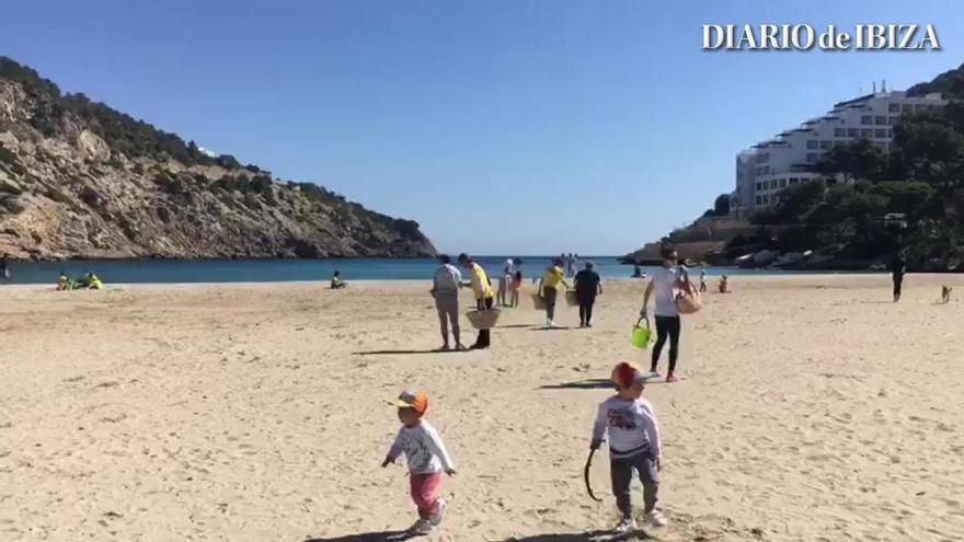 Limpieza en la playa Cala Llonga