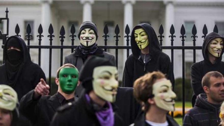 Anonymous protesta frente a la Casa Blanca