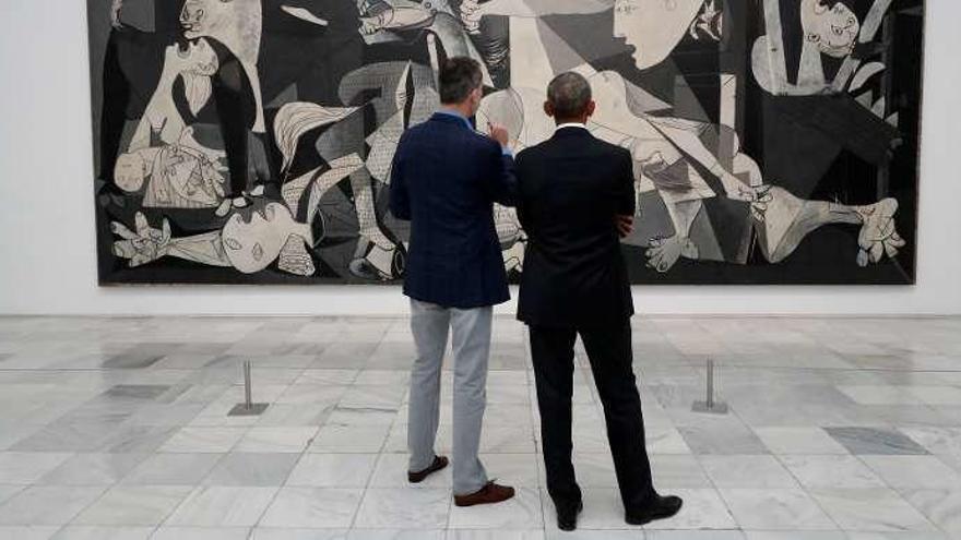 Felipe VI y Barack Obama contemplan la obra maestra de Picasso, ayer en el Museo Reina Sofía. // Reuters