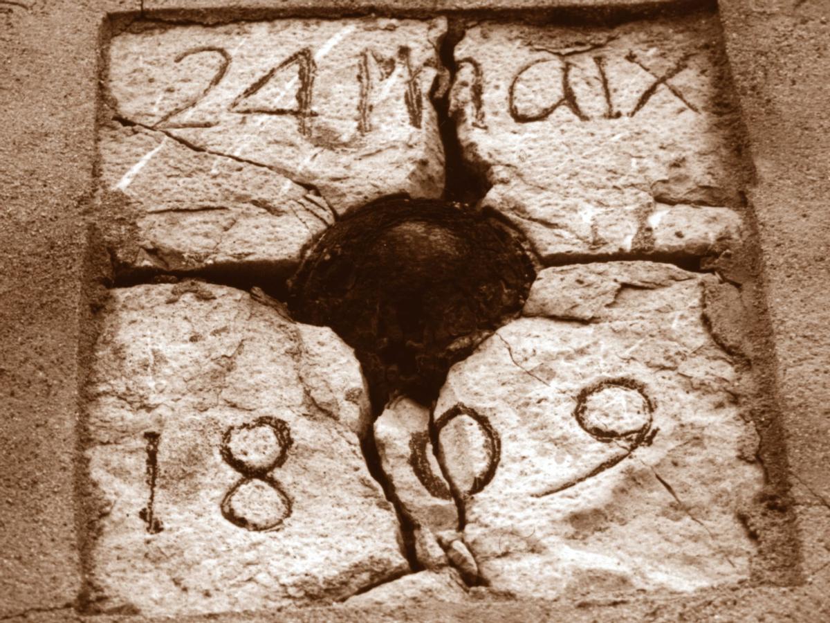 Fotografia bala encastada a l'antiga farmàcia Massanet de la platja del poble de l'Escala.