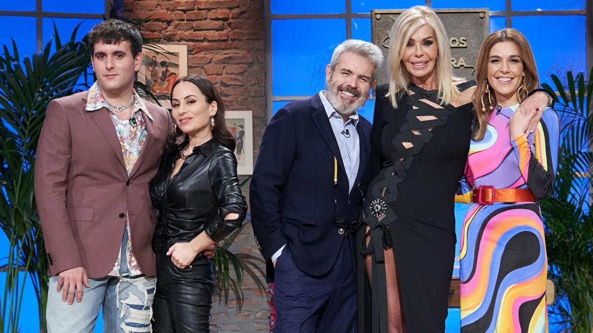 Bibiana Fernández junto a Raquel Sánchez Silva y el jurado de 'Maestros de la costura'