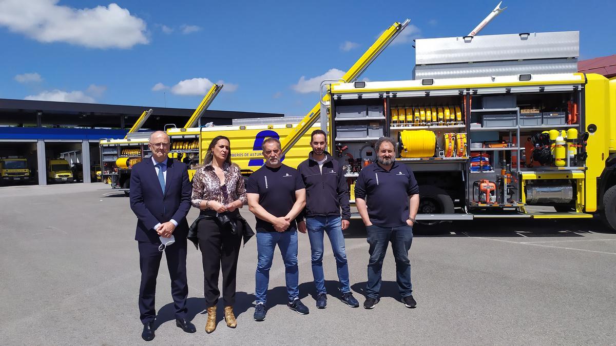 Ana Cárcaba, con bomberos y directivos del Sepa.