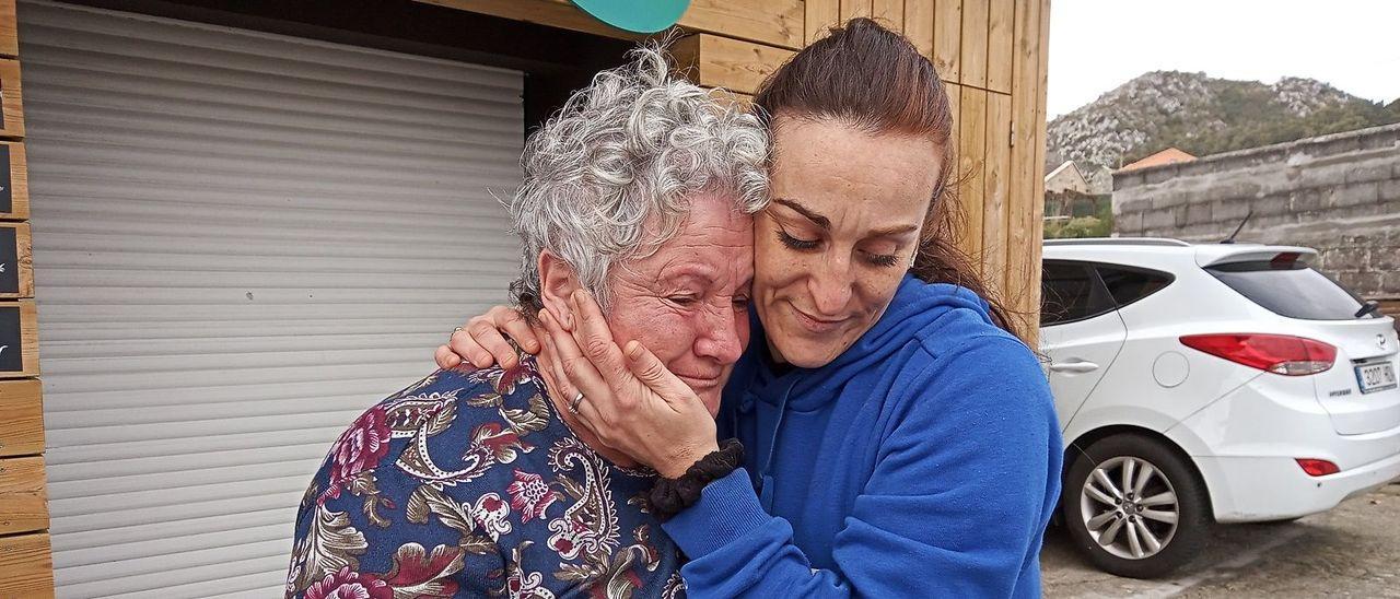 Gloria Padín y Sara Prieto, madre y pareja, respectivamente, de uno de los supervivientes, Eduardo Rial Padín.