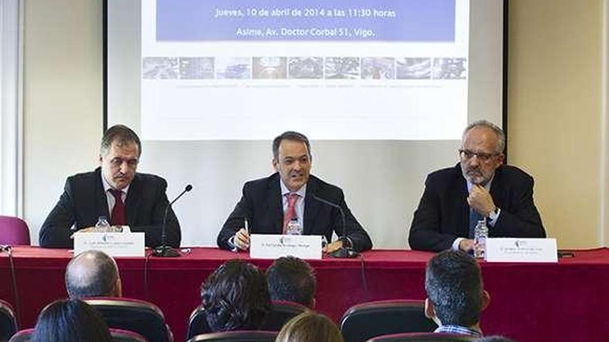 De izquierda a derecha: Juan Antonio Lloves (director general de GKN en Vigo), Fernando Arístegui e Ignacio Tornos.  // FdV