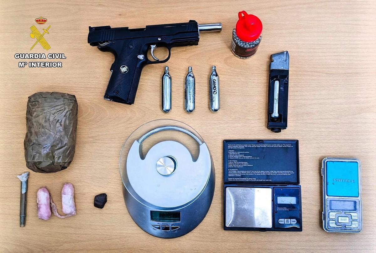 La droga, el arma y otros efectos intervenidos al detenido en Cala d'Or.