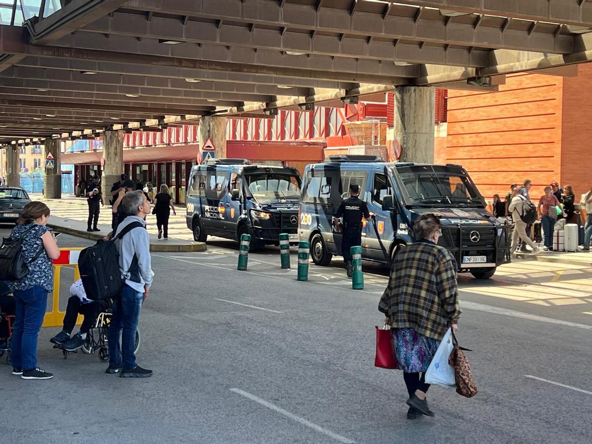 Policía desplegada en la entrada principal de la estación de Atocha.