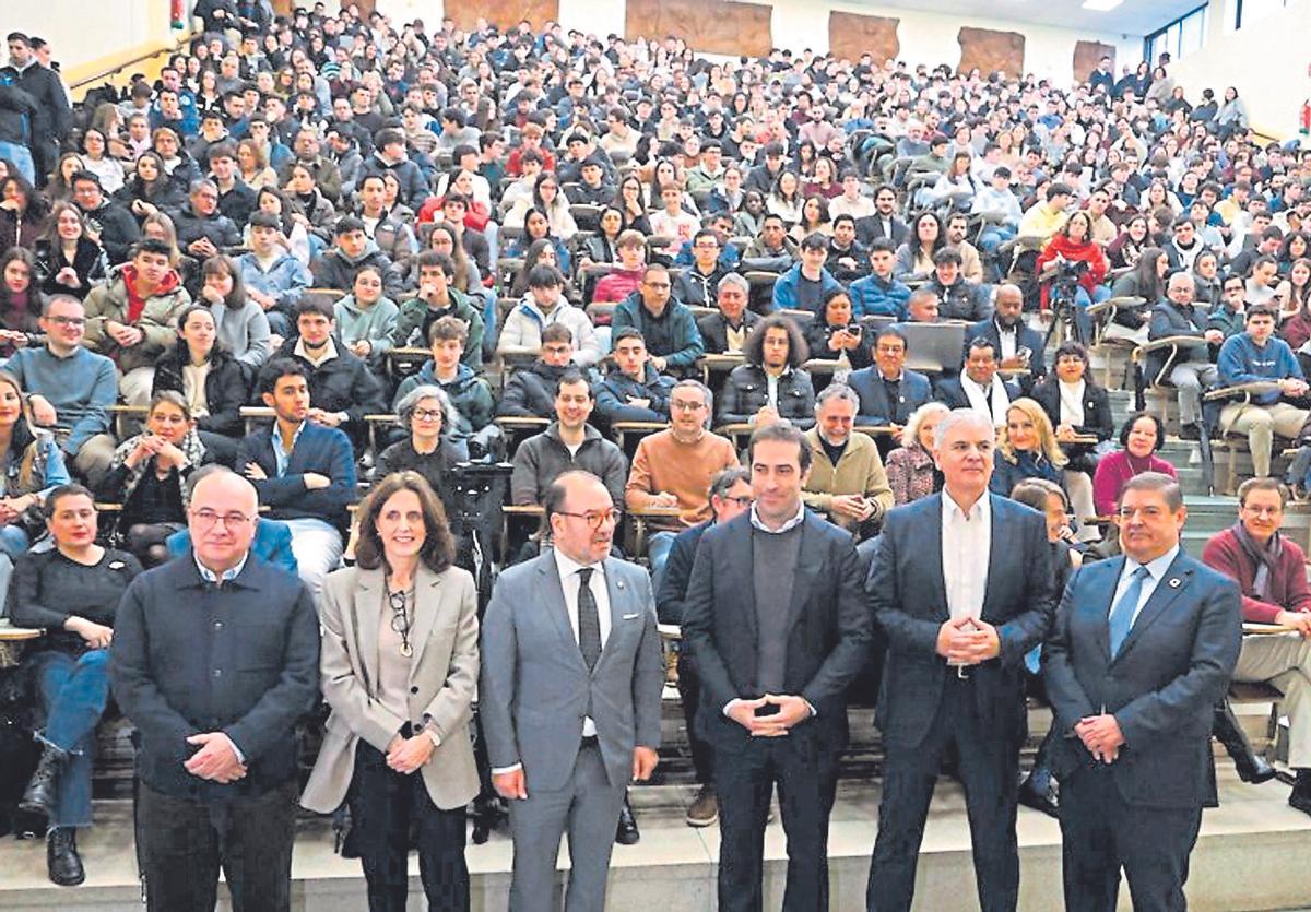 Carlos Cuerpo, entre el rector de la USC, Antonio López, y el economista Santiago Lago, en Santiago.