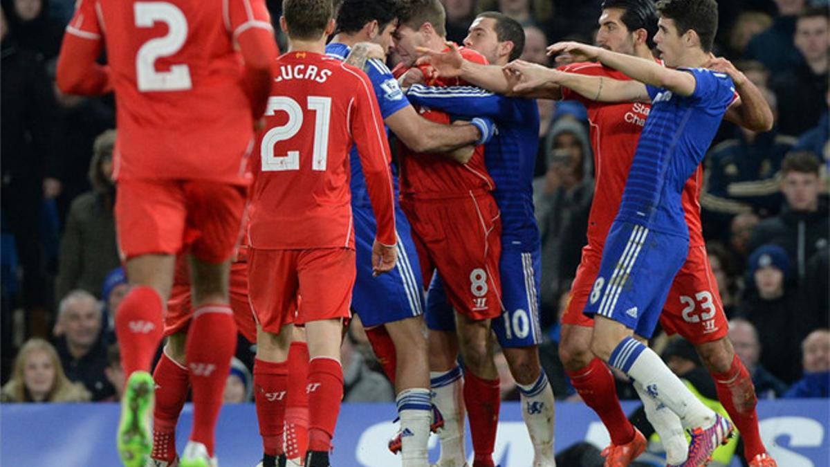 Diego Costa se las tuvo con Gerrard y otros jugadores del Liverpool