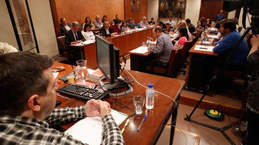 Los concejales, ayer, en el salón de plenos del Ayuntamiento de Avilés.