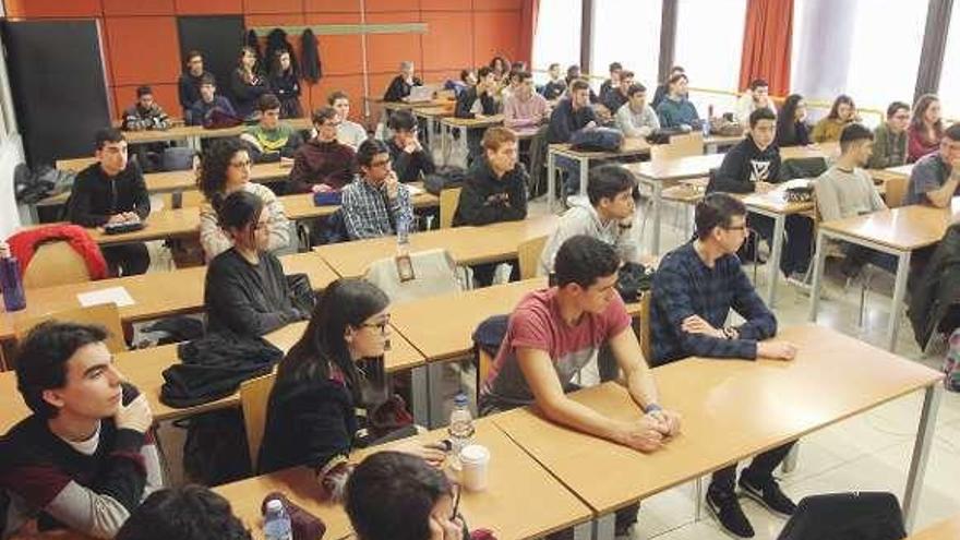 Alumnos de Ingeniería Aeroespacial en el campus de Ourense. // I.O.