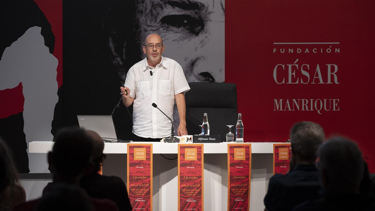 Alfonso Sanz durante su conferencia este jueves en la Sala José Saramago de la Fundación César Manrique en Arrecife