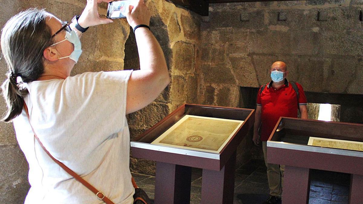 Dos visitantes en la sala donde se expuso el original del Fuero de Sanabria y el del Fuero de Benavente. | A. S.