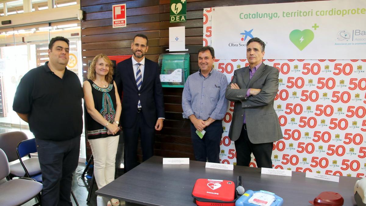 Representantes del proyecto 'Mercados cardioprotegidos' junto a la alcaldesa de Sant Boi durante el acto de presentación