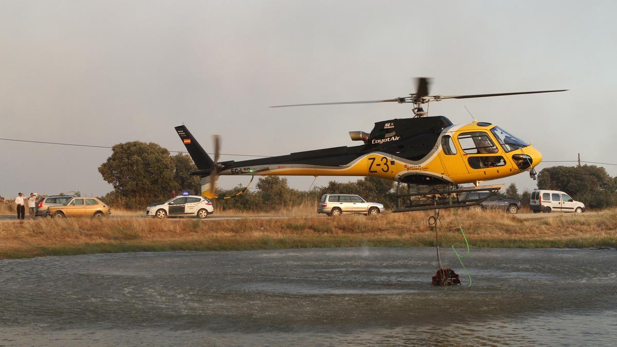 Un helicóptero de extinción de incendios recarga agua en una imagen de archivo.