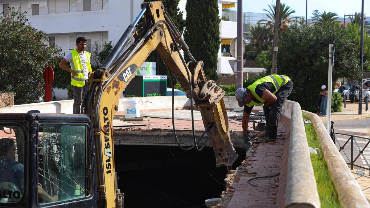 Una excavadora trata de liberar una arqueta frente al edificio Brisol.