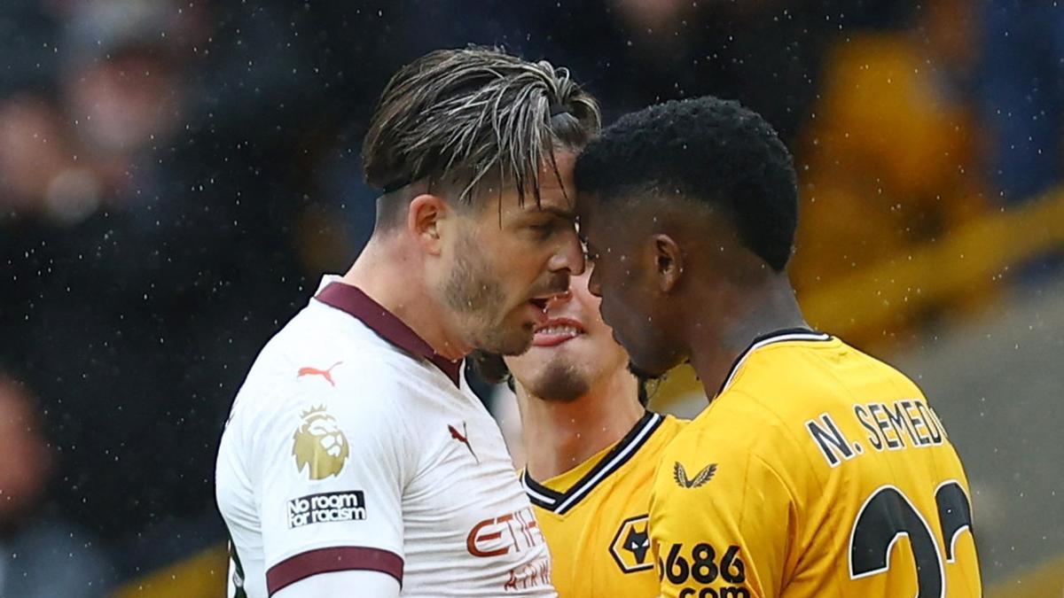 Jack Grealish y Nelson Semedo se enzarzan durante el partido. Jack Grealish y Nelson Semedo se enzarzan durante el partido.