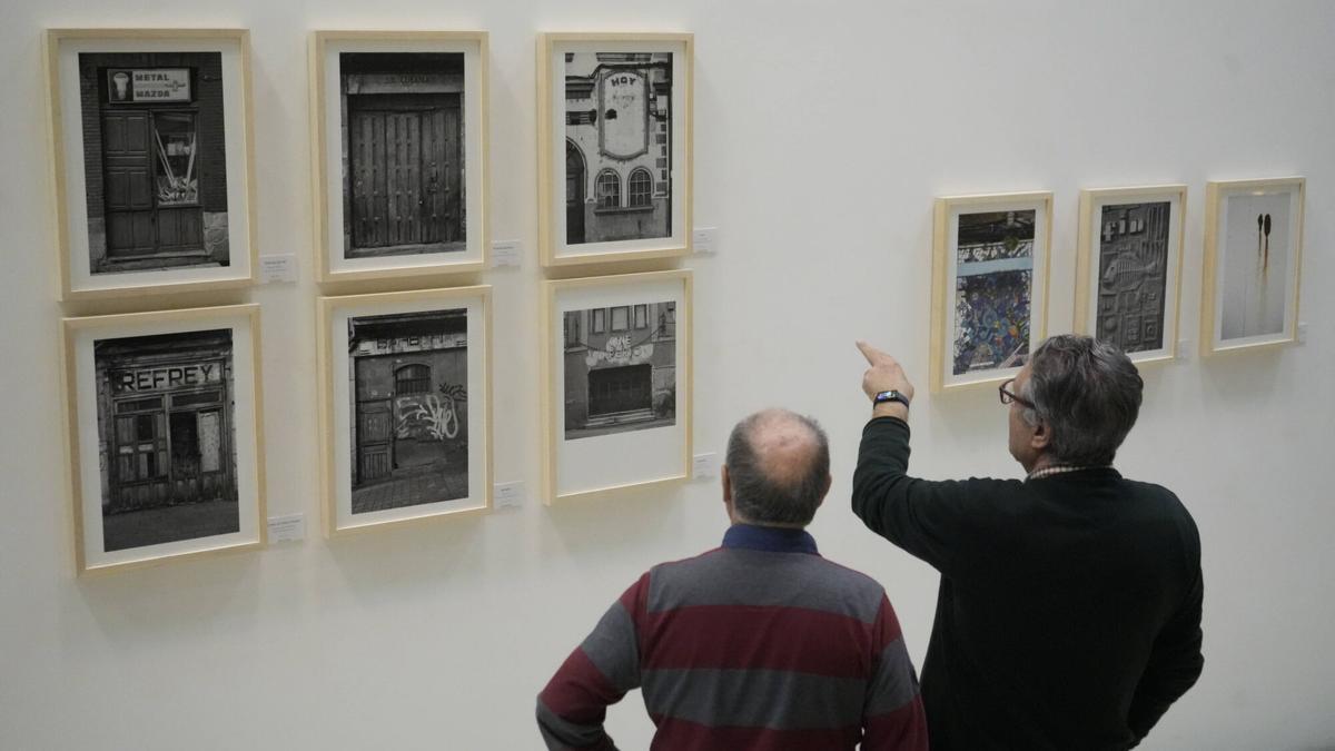 Unas personas contemplan el rabajo de Manuel Poves en Museo Etnográfico