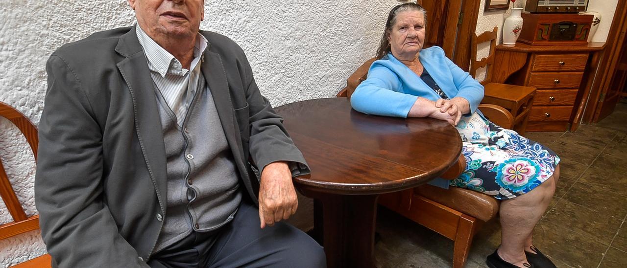 Bartolo Rodríguez y su mujer Francisca Bordón, este viernes, en la casa en Montaña las Tierras.