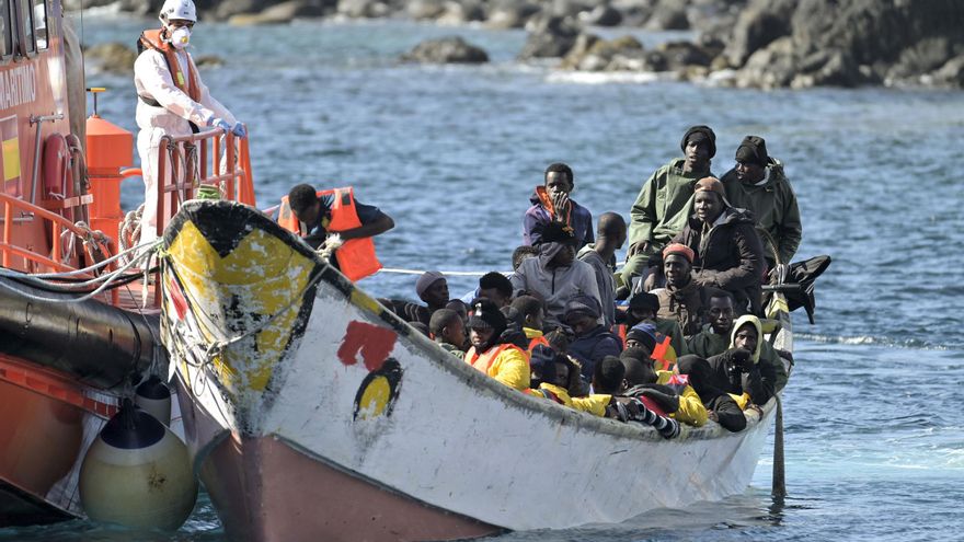 Siete cayucos con al menos 387 migrantes llegan a Canarias el día de Navidad