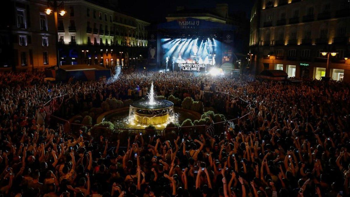 Miles de personas asistieron al concierto de la Puerta del Sol