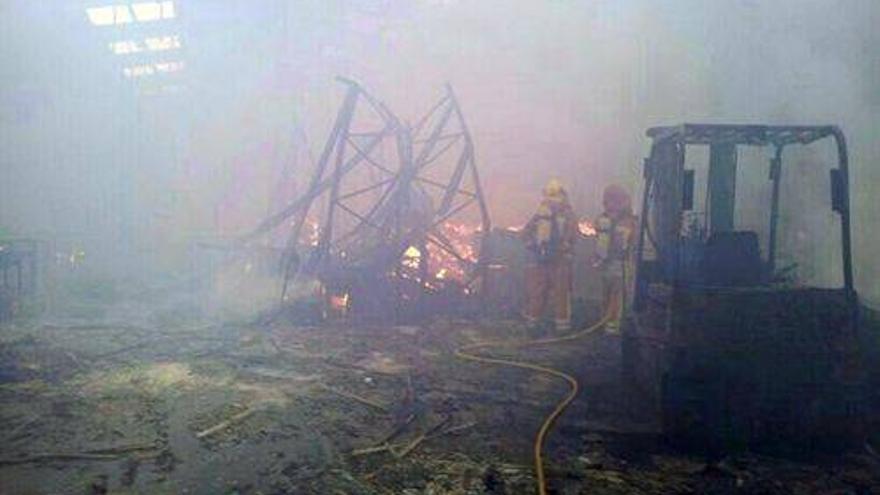Los bomberos siguen trabajando en el incendio industrial de Alaquàs