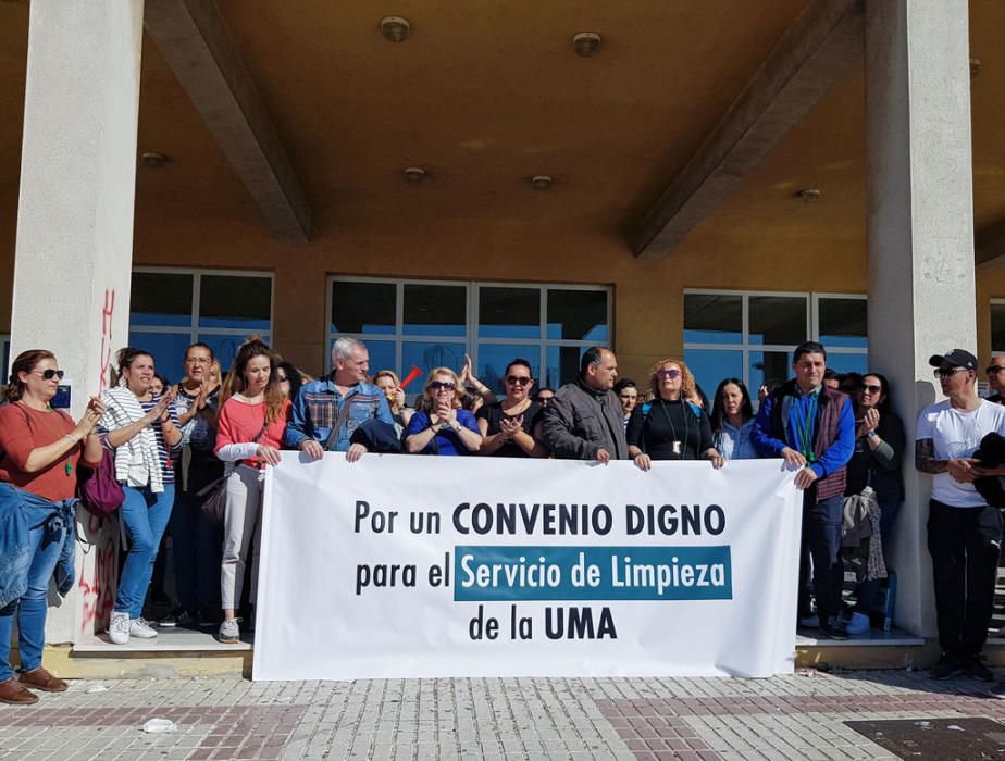 El encierro del personal de limpieza en la Facultad de Derecho de la Universidad de Málaga llega a su tercer día. La basura de los centros sigue acumulándose, pero las empresas, los trabajadores y la institución académica todavía no han llegado a un acuerdo. Este miércoles se ha vuelto a repetir la concentración de otros limpiadores a las puertas del edificio