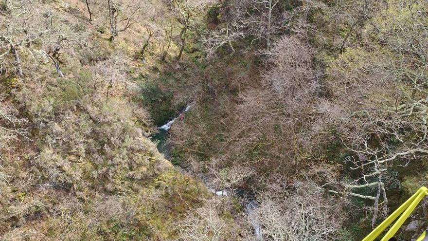 Cae varios metros por un barranco en Amieva y le tienen que rescatar en helicóptero por la complejidad del terreno