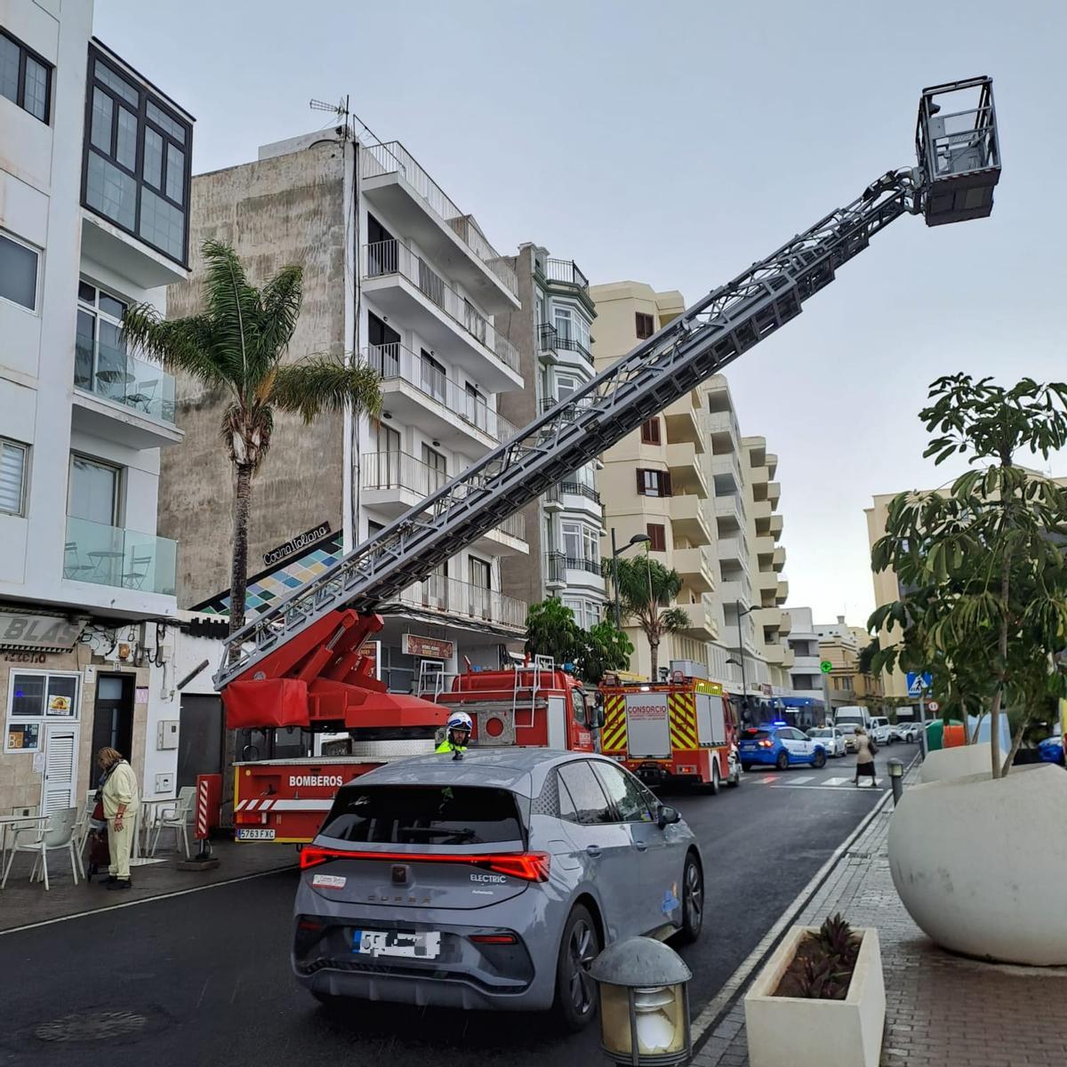 Bomberos del Consorcio de Seguridad y Emergencisa de Lanzarote rescatan a un trabajador tras sufrir una caída en una obra en Arrecife