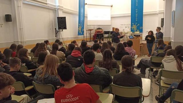 Charla en el IES de Ponte Caldelas. |  FdV