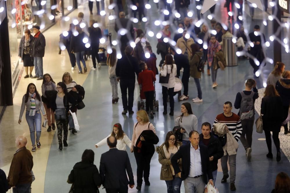 Los valencianos aprovechan el puente para comprar