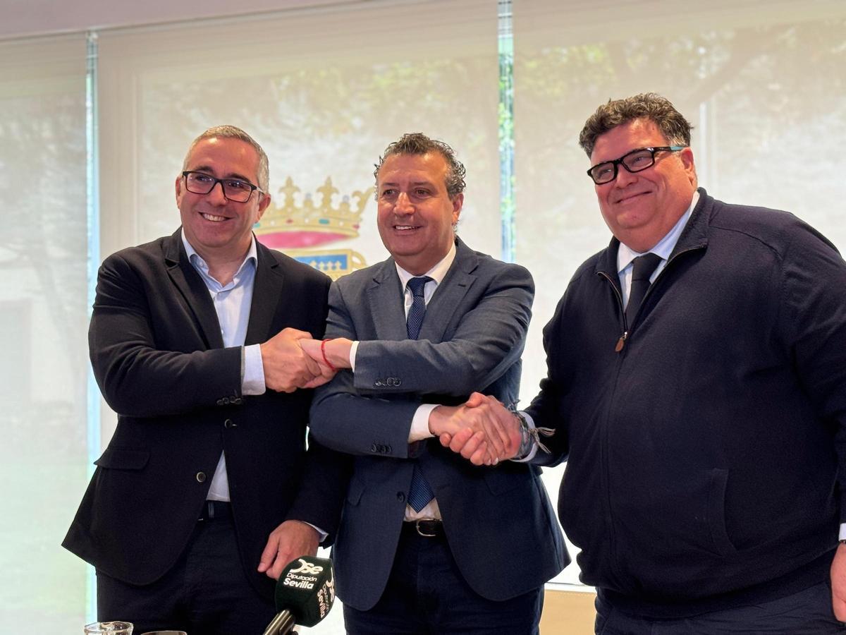El presidente de la Diputación de Sevilla, Javier Fernández, junto a los alcaldes de Los Palacios y Morón de la Frontera.