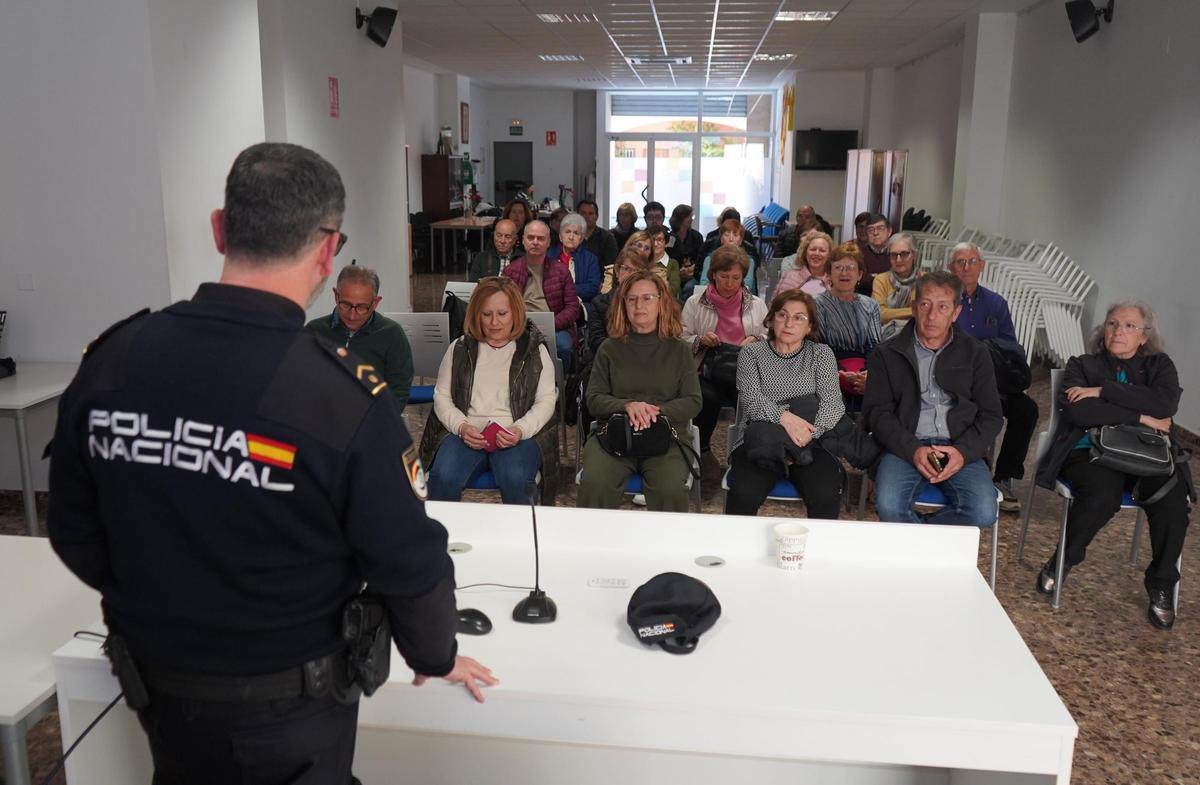 Formación sobre ciberdelincuencia en Ontinyent.