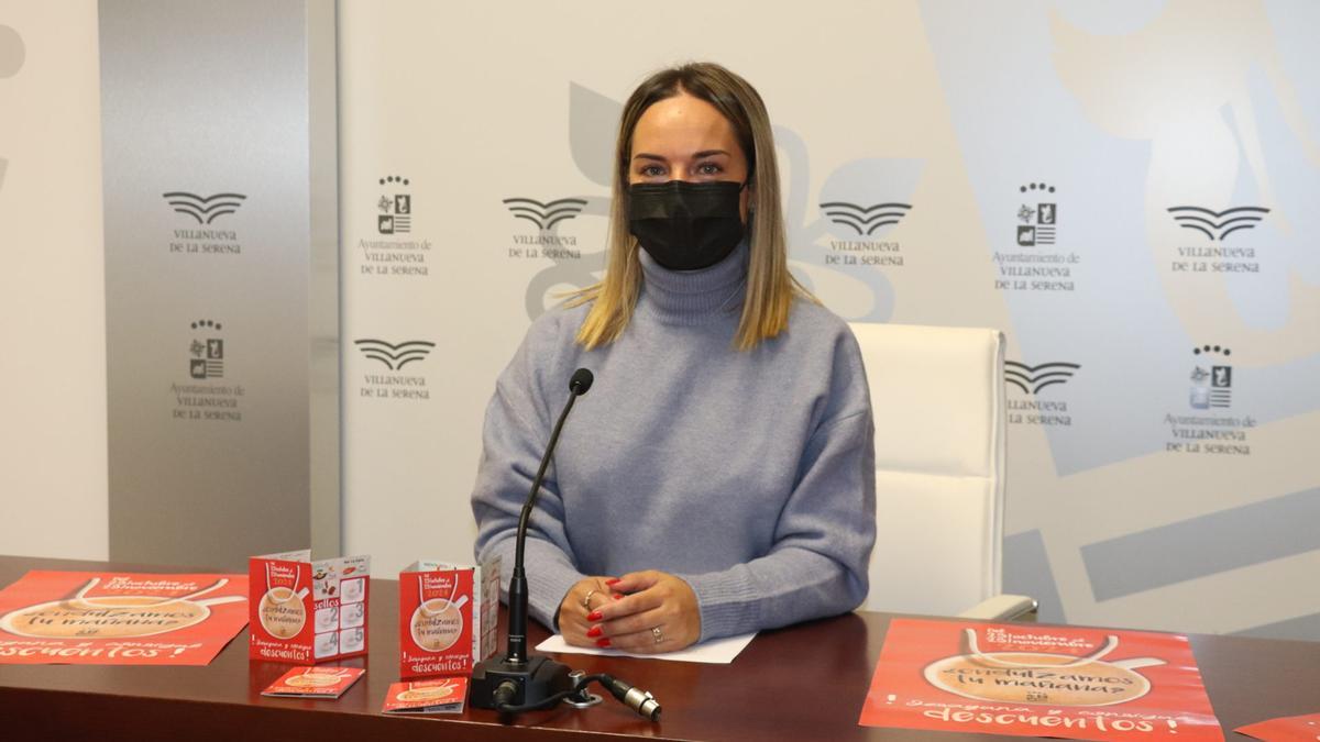 Ana Mansanet, concejala de Comercio de Villanueva de la Serena, en rueda de prensa.