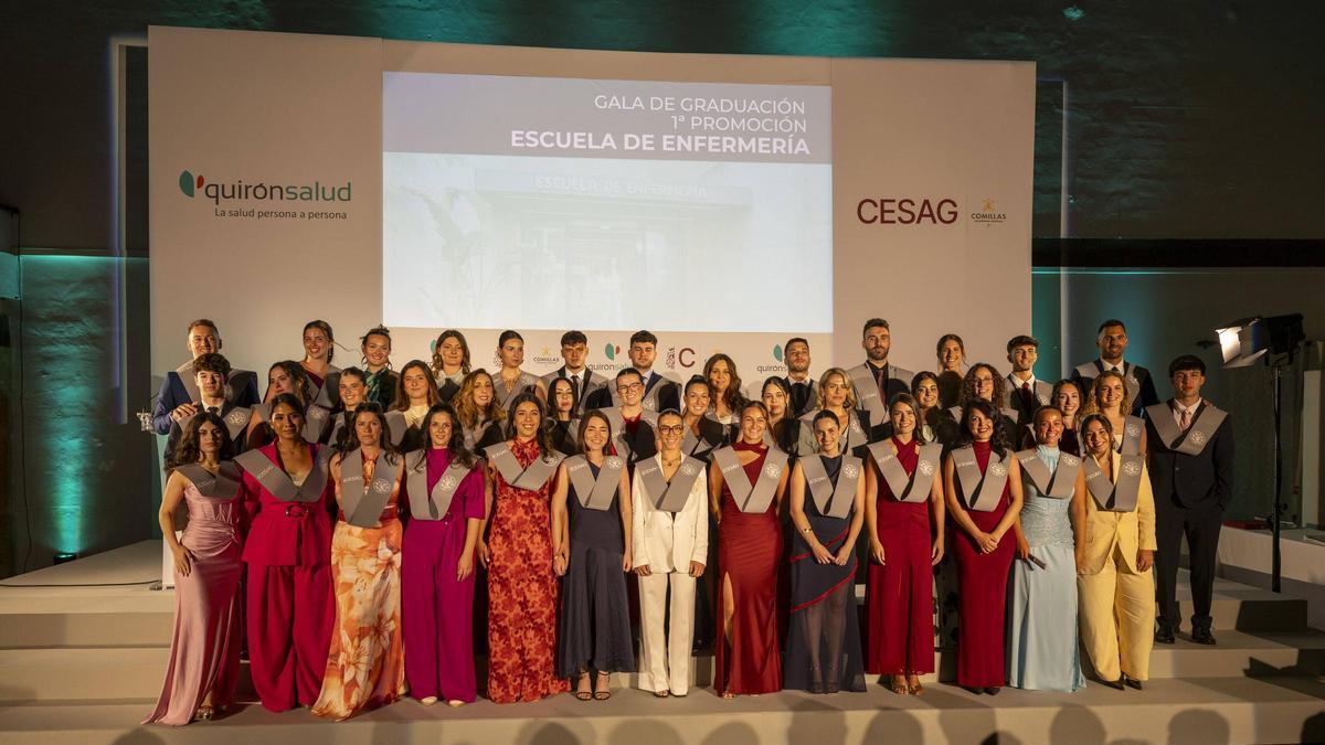Foto de familia de la primera promoción de la Escuela de Enfermería del CESAG, pionera entre las privadas que ofrecen estos estudios en las islas, con el impulso de Quirónsalud.