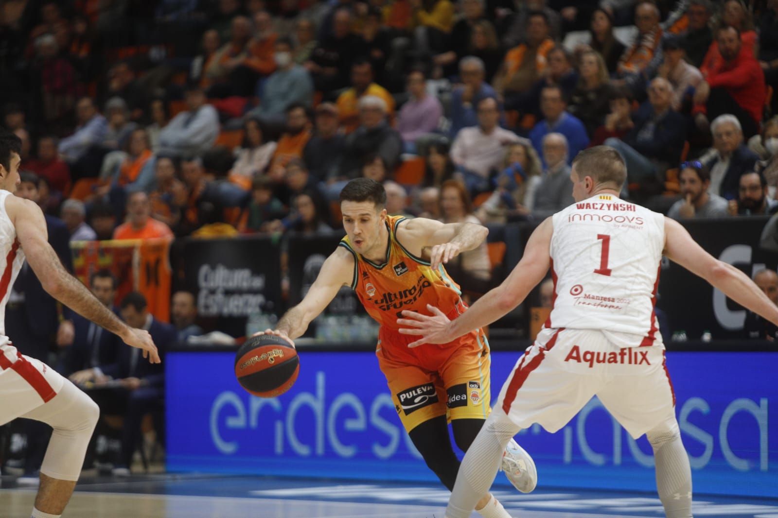 Todas las fotos del partido de ACB entre el Valencia Basket y el Manresa