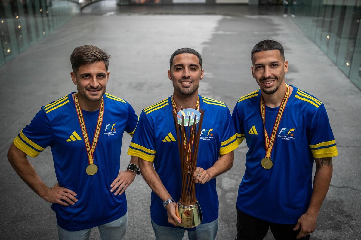 Soto, Barcos y Acaymo, con la Copa de las Regiones.