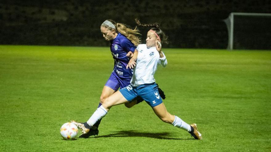 Un lance del CD Tenerife-UDG Tenerife en la Copa de la Reina.