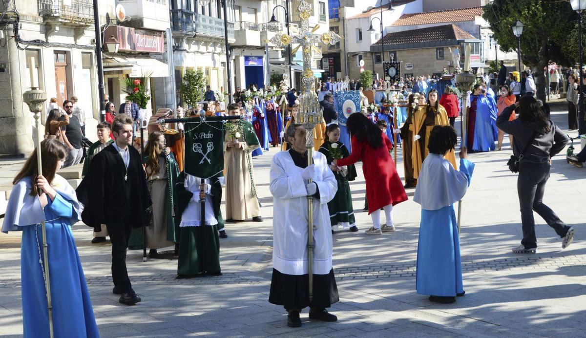Una de las multitudinarias procesiones de la Semana Santa por el centro urbano de Cangas. | G. NÚÑEZ