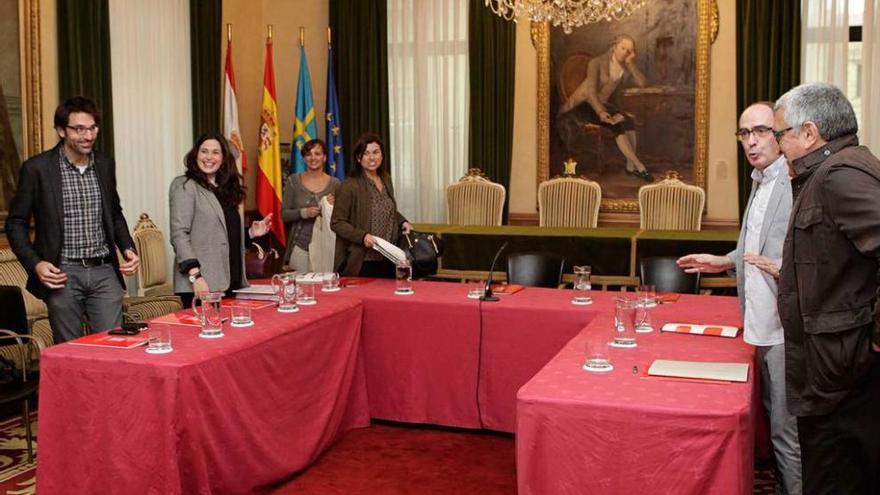 Los equipos de trabajo de las tres ciudades, en el salón de recepciones del Ayuntamiento gijonés.