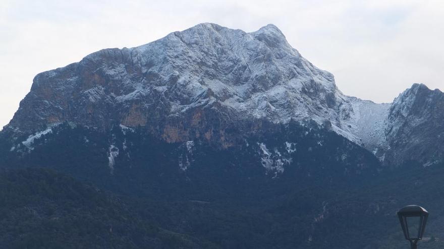 La cima del Puig Major amaneció nevada este domingo