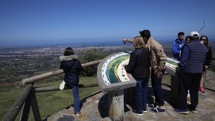 Visitantes, ayer, en el mirador del Pico del Sol.