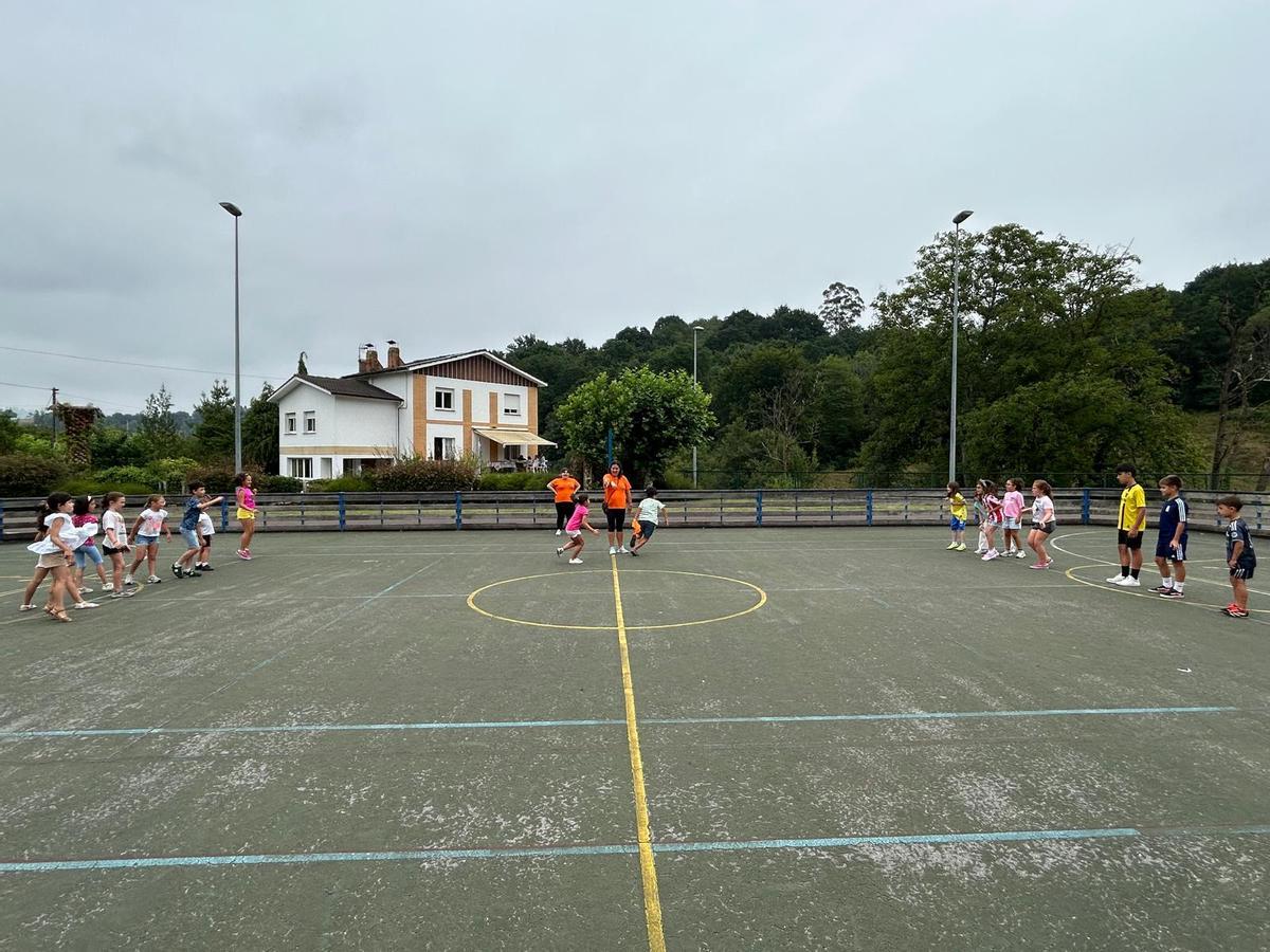 EN IMÁGENES: Niños participando en juegos en Lieres en las colonias urbanas de Siero