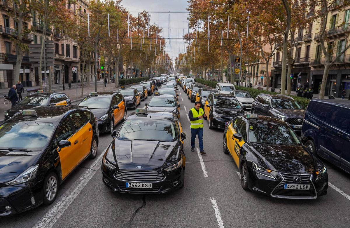 Élite Taxi ocupa la Gran Via y el paseo de Gràcia con unos 3.000 vehículos durante una nueva jornada de protestas del sector en defensa de sus derechos laborales. Barcelona, 9 de diciembre de 2025.