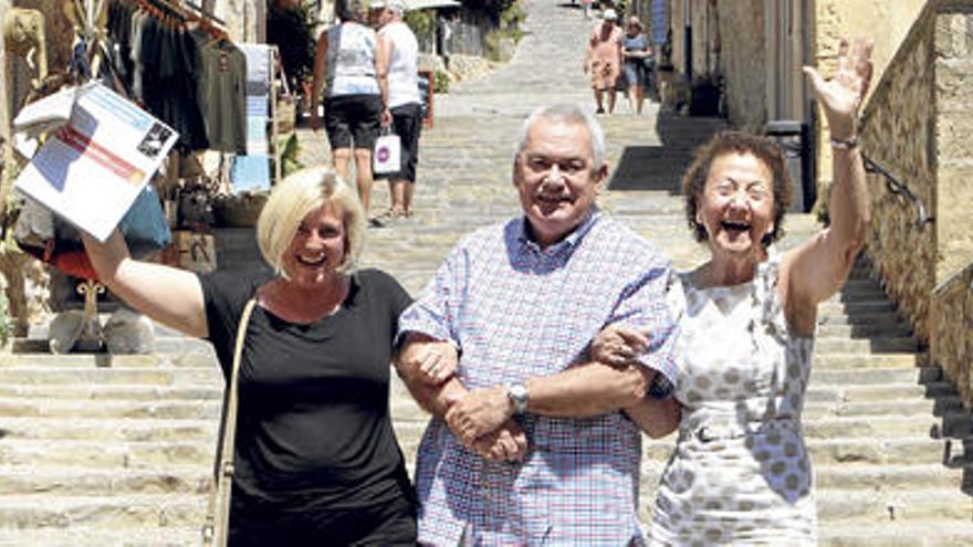 Susan Mackay, Howard Mullen und Joanna Greenfield (v. re.) leben in Pollença.