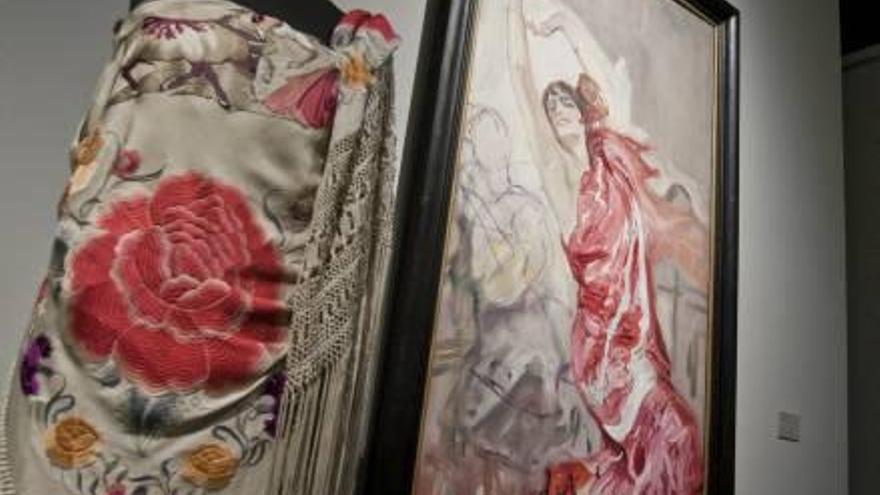 Algunas de las piezas de indumentaria y pinturas de Sorolla en la exposición inaugurada ayer en el Mubag.