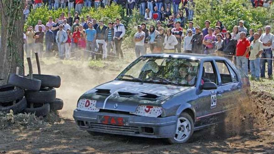 Un coche toma una curva, ayer, en el circuito habilitado para la prueba en el centro cultural.  // Marta G. Brea