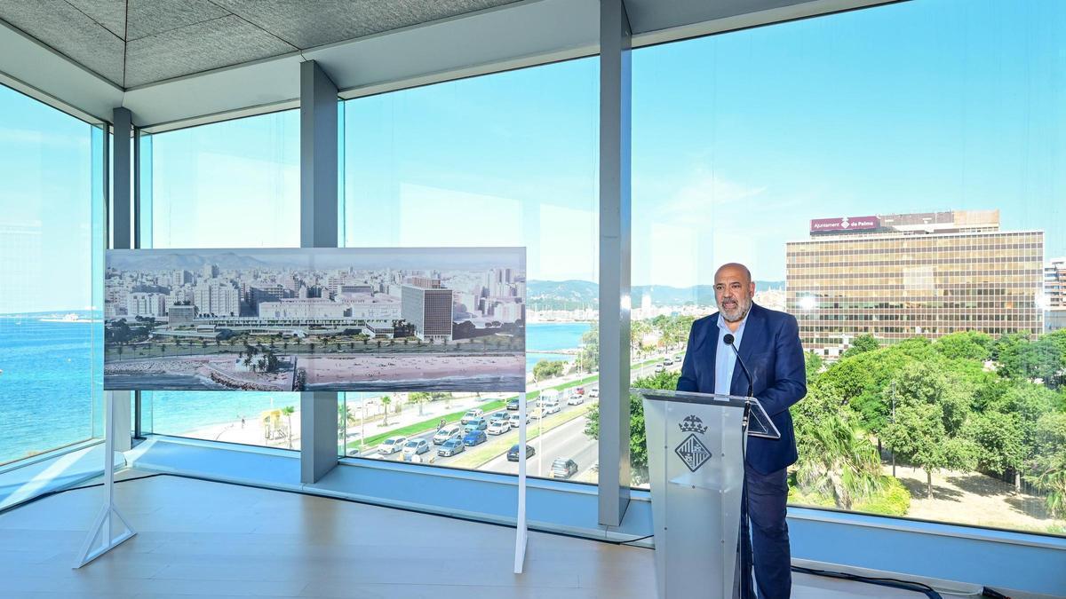 Jaime Martínez presenta la propuesta ganadora con el edificio de GESA al fondo.